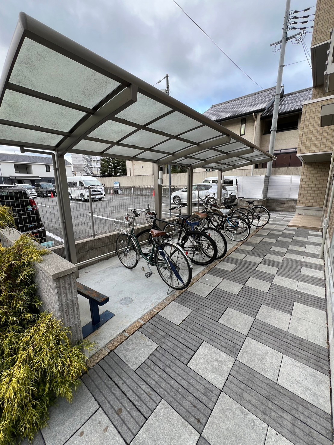 villa SHO 屋根付き駐輪場