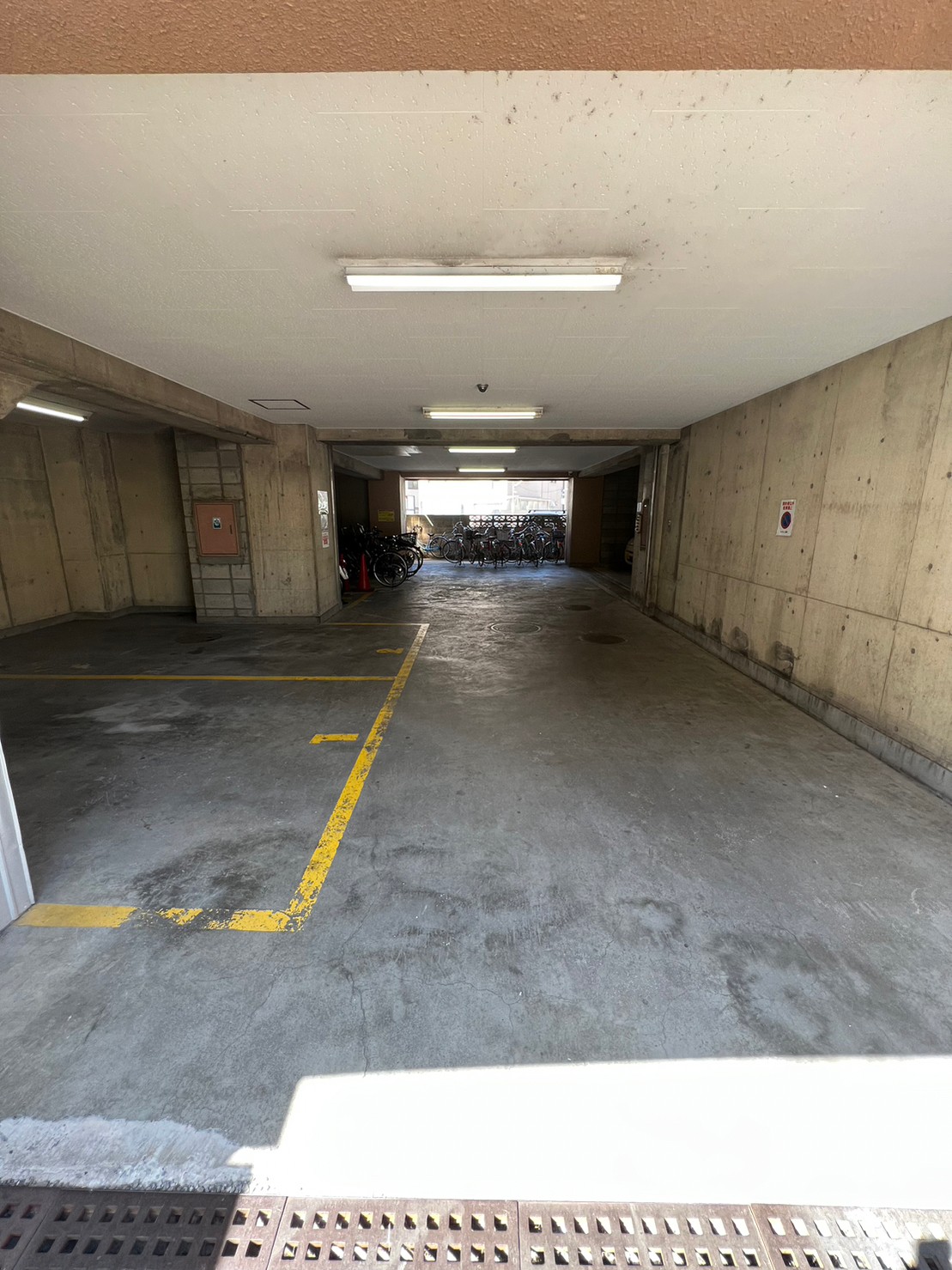 屋根付き駐輪場・駐車場