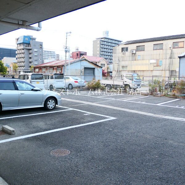 シュプレーム堺 駐車場