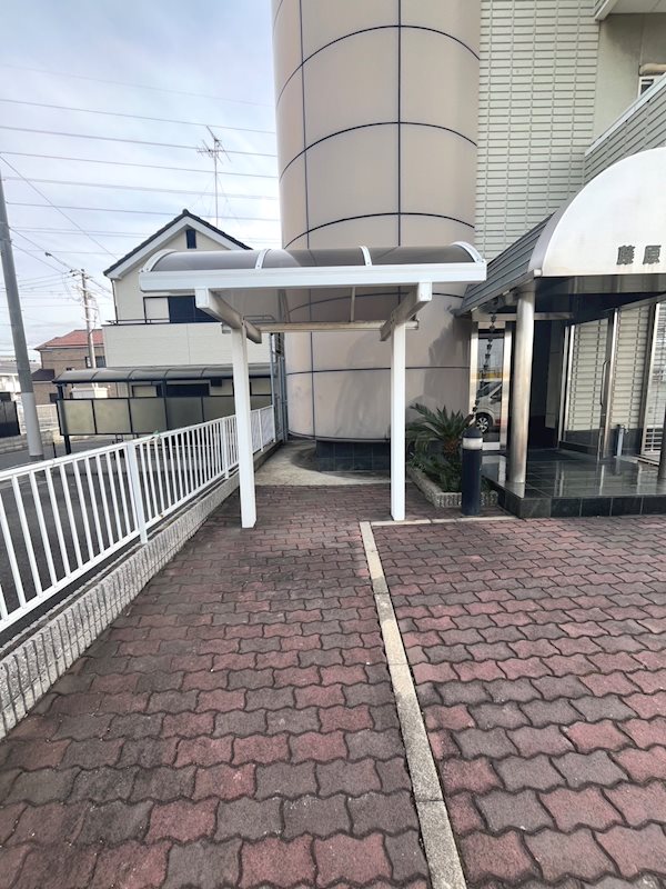 藤原ビル 屋根付の駐車場♪