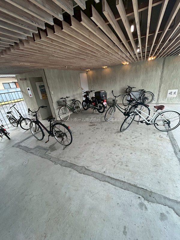 シャルル泉大津 屋根付き駐輪場