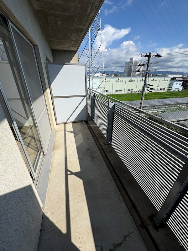 シャルル泉大津 日当たりの屋根付きベランダ