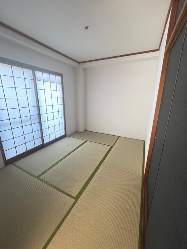 エコーハイツ千原 ブラックカラーがオシャレなふすま♪