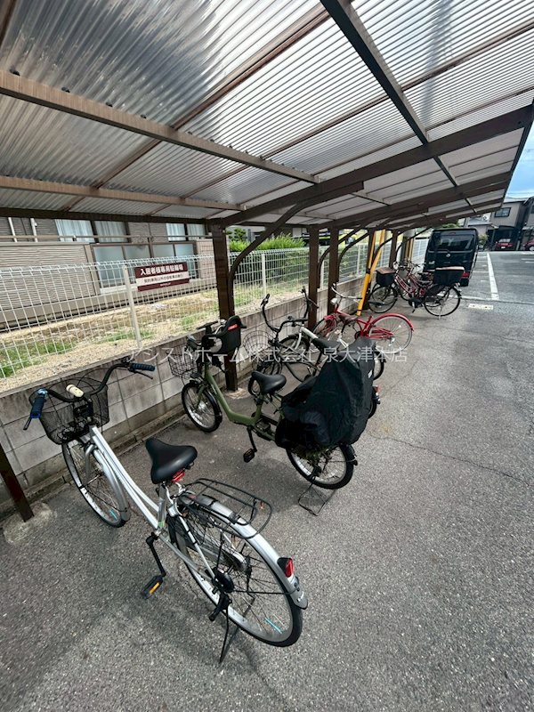 エミネントセジュール 屋根付き駐輪場