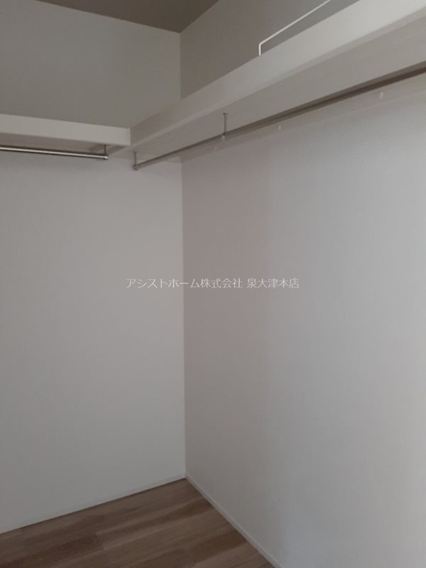 Fテラス和泉中央唐国町 広々としたウォークインクローゼットは、洋服やバッグ、小物まですべてをひとまとめに収納できます。