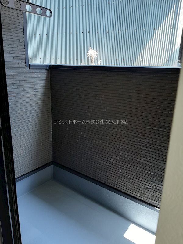 Fテラス和泉中央唐国町 奥行きがあり、実用的なベランダです。