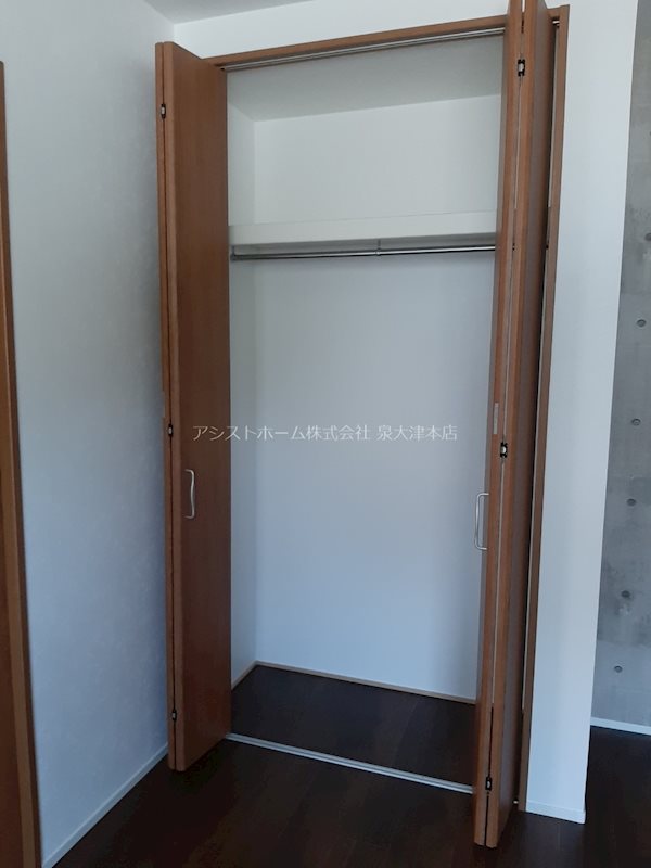 Fテラス和泉中央唐国町 ハンガーパイプがついているので、お気に入りの洋服もシワにならずに保管できます。