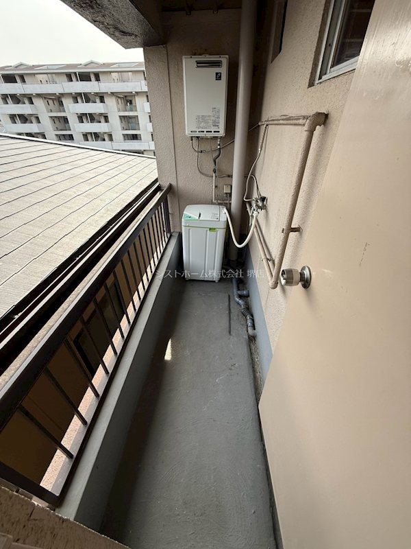桜ハイツ ベランダに洗濯機設置可能
