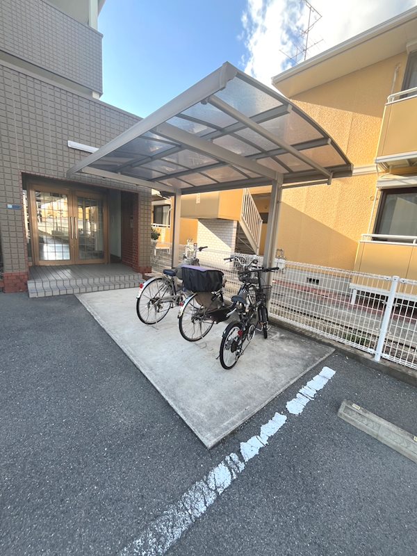 Ｆマンション 屋根付が嬉しい駐輪場♪