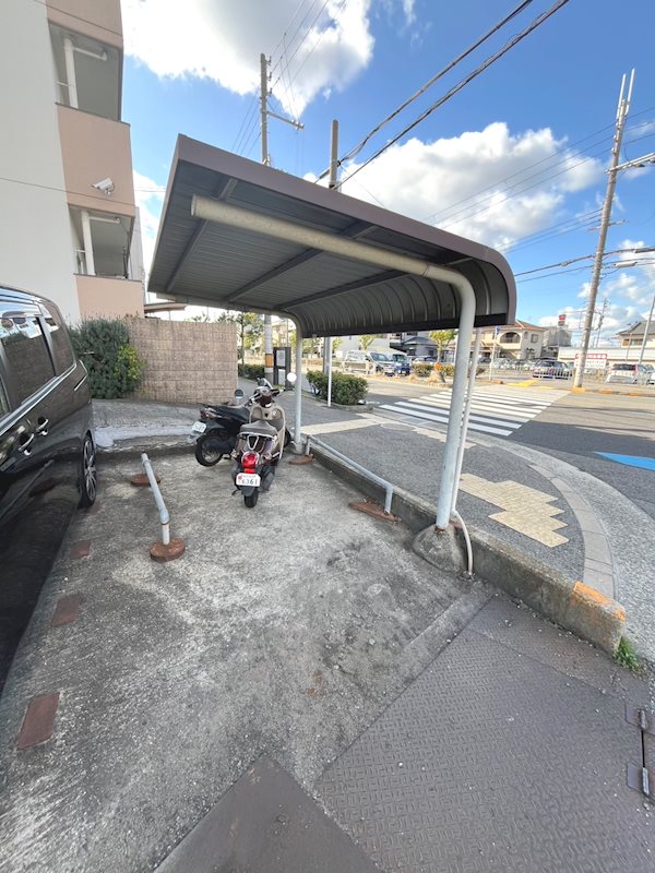 宮マンション 屋根付が嬉しい駐輪場☆