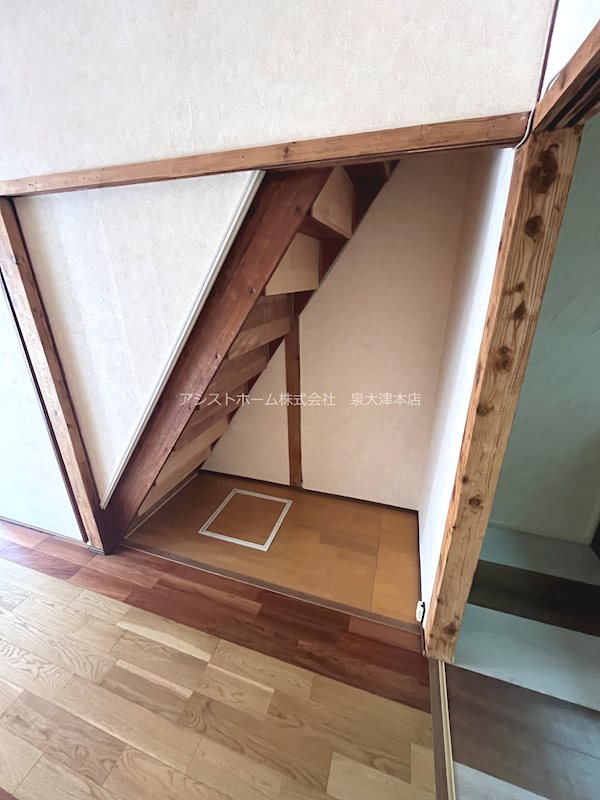 富秋町連棟貸家 階段下収納