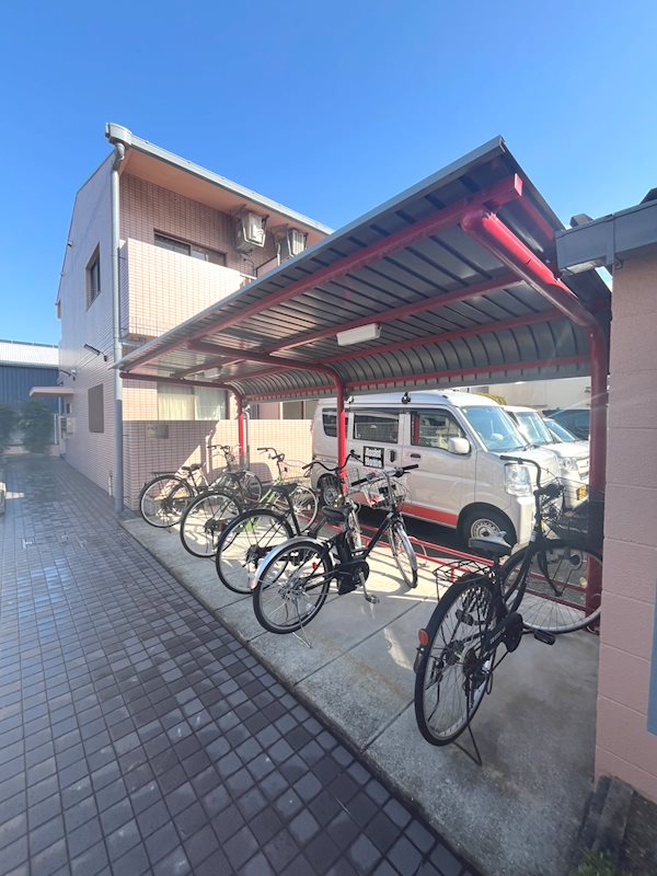 コンフォール 屋根付の駐輪場♪