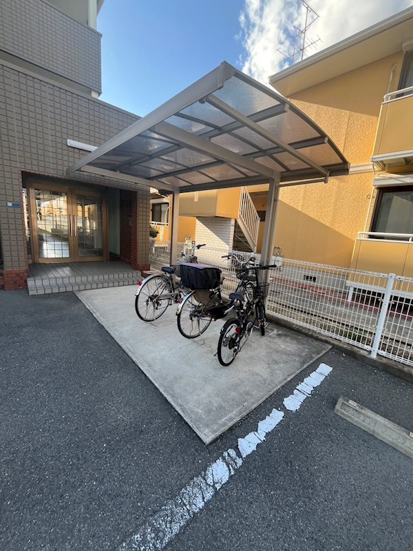 Fマンション 屋根付が嬉しい駐輪場☆