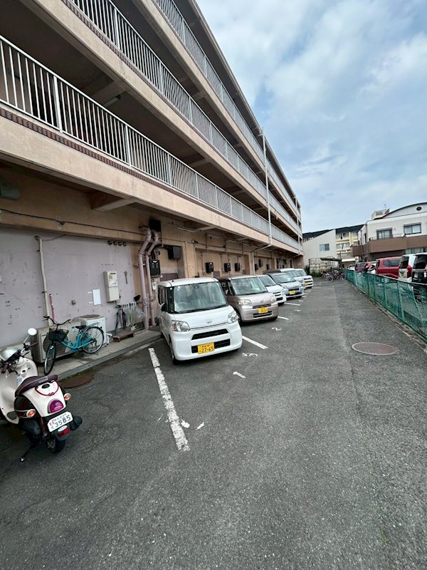 ロイヤルコーポ忠岡 駐車場