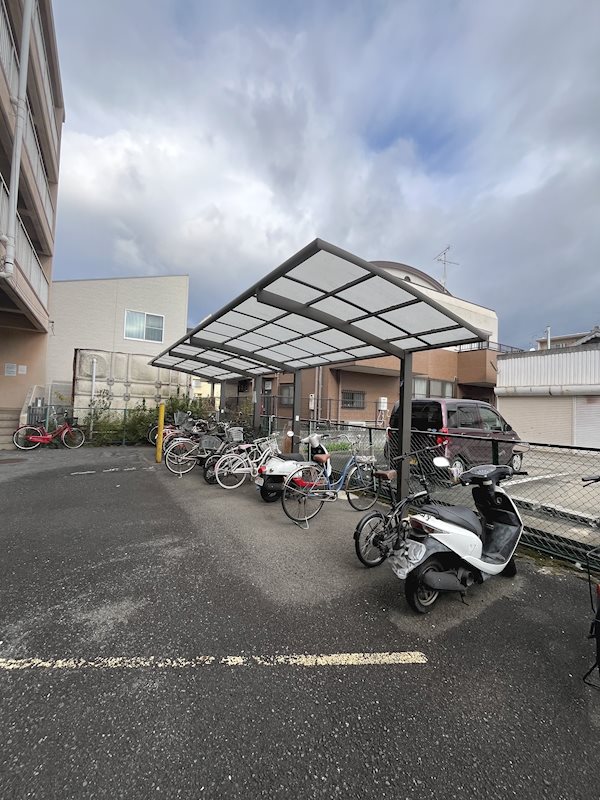 ロイヤルコーポ忠岡 屋根付の駐輪場♪