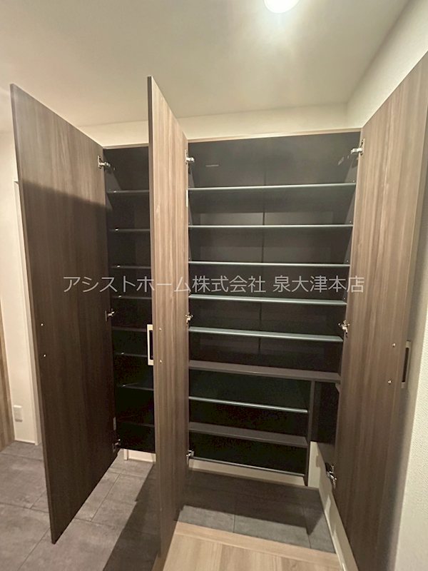 East Hills 収納豊富なシューズボックスです(^^♪