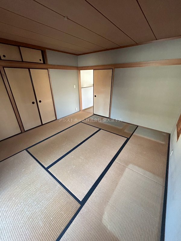 高石市綾園2丁目貸家 窓があり日差しの入るお部屋です