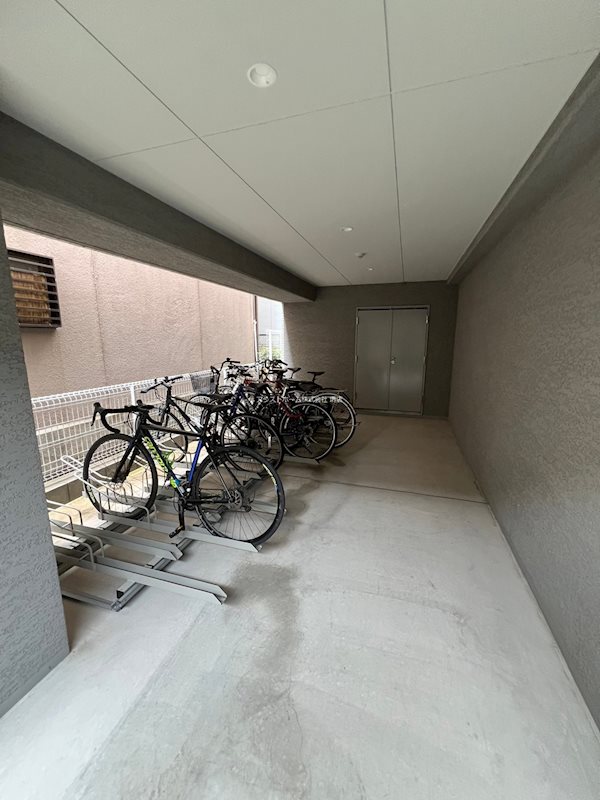 エヌエムキャトフヴァンアン 屋根付き駐輪場