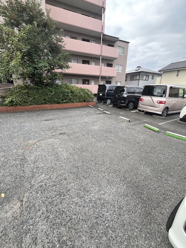 セルサス和泉 エントランスからすぐの駐車場♪