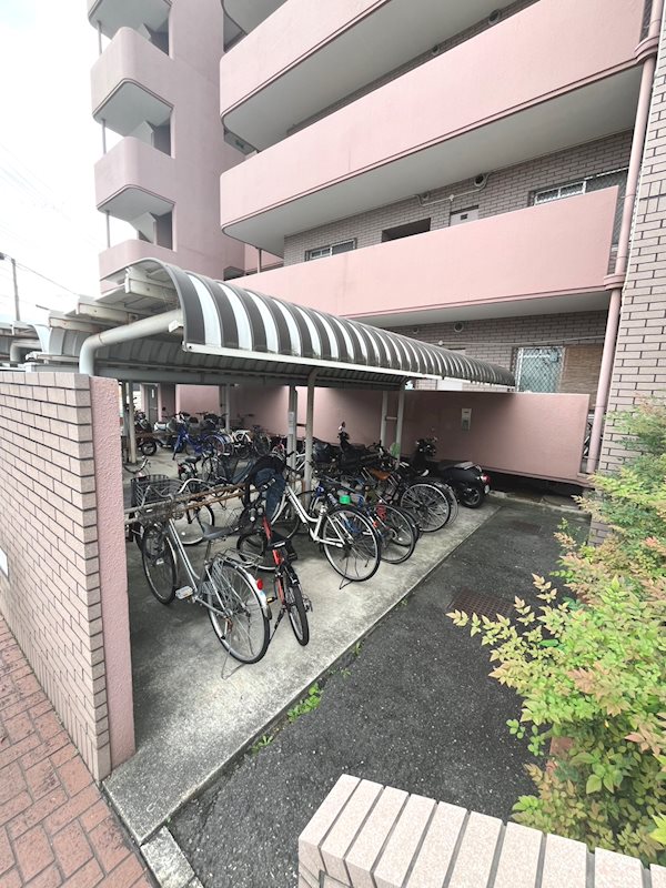 セルサス和泉 屋根付の駐輪場♪