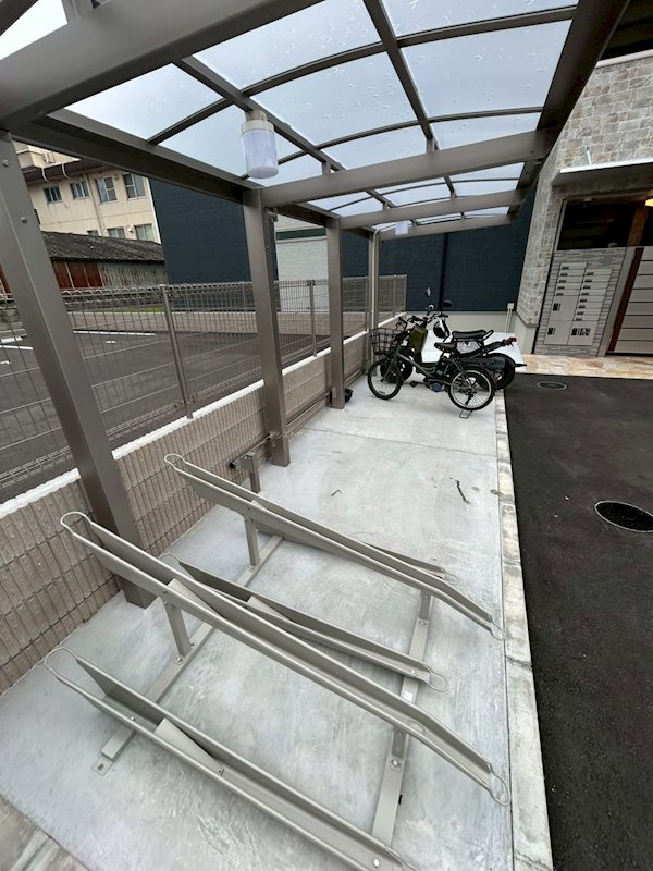 グランハイツ西喜 屋根付き駐輪場