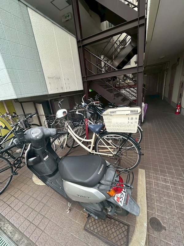 リベルテヴィラ 屋根付き駐輪場