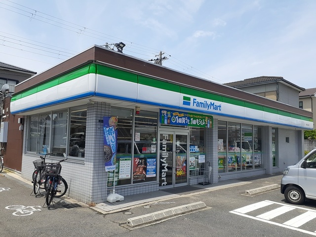 シェ　モア　Ⅰ ファミリーマート様まで206m