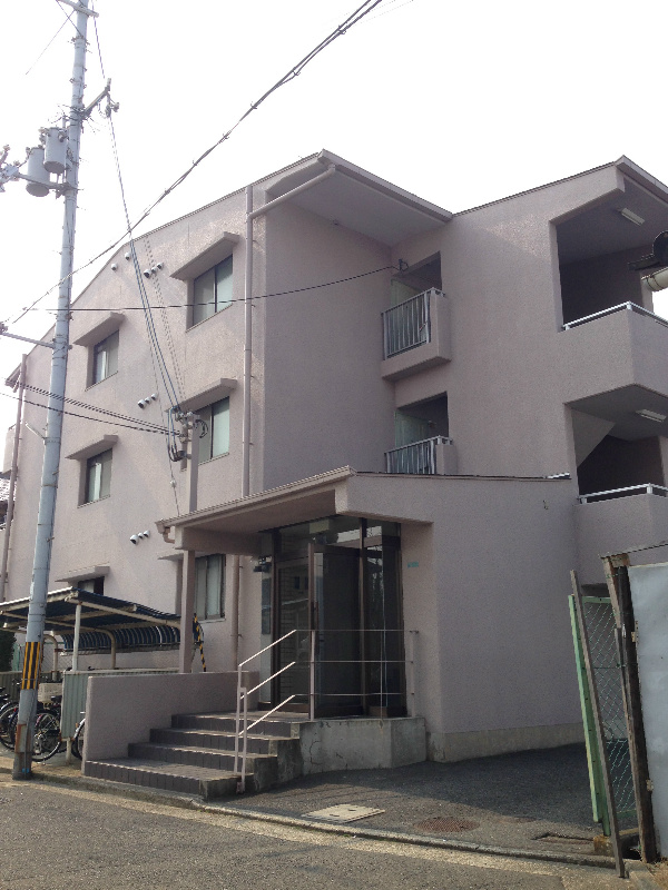 シックで落ち着いた印象の外観