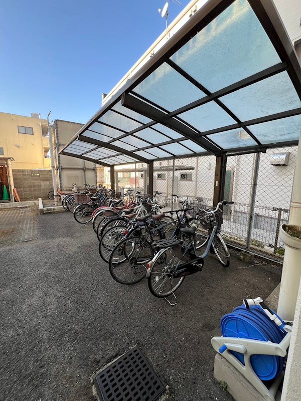 シャトー旭ヶ丘 屋根付き駐輪場