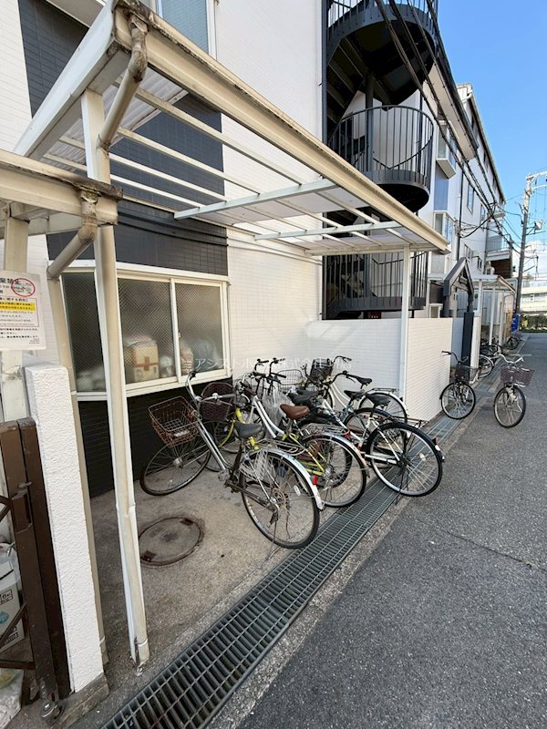 ゴールドクレスト   屋根付き駐輪場