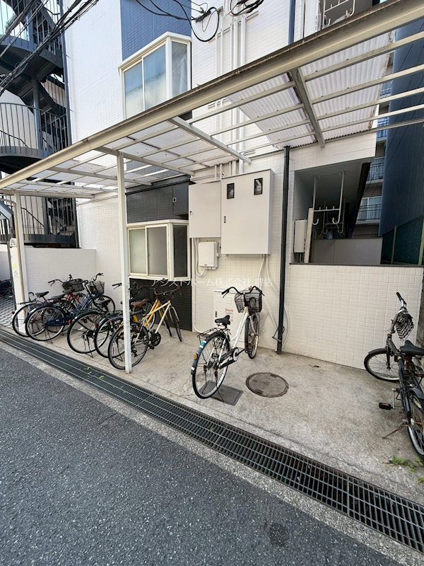 ゴールドクレスト   屋根付き駐輪場