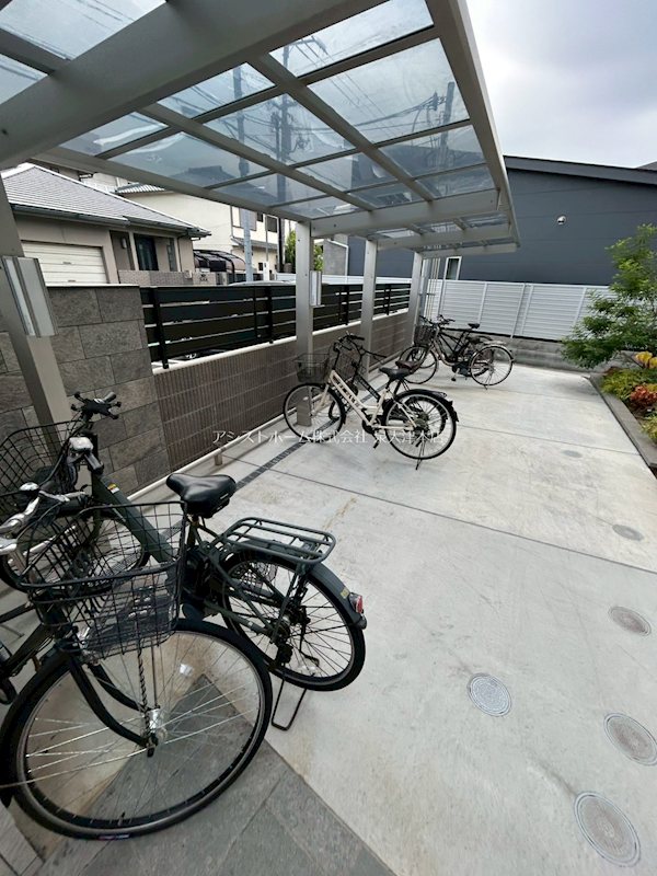 TIMBER BROOK 屋根付き駐輪場