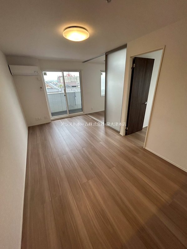 TIMBER BROOK 窓があり日差しの入るお部屋です