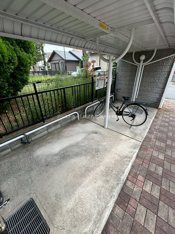 グレイスカルティエ 屋根付き駐輪場