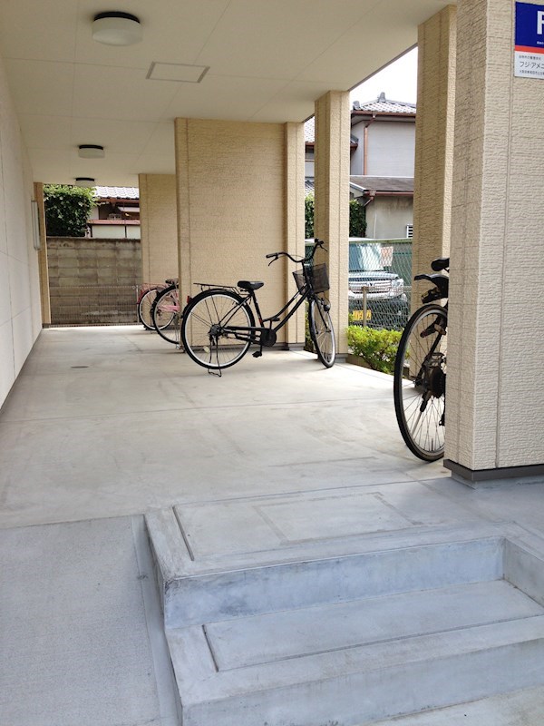 フジパレス今池 屋根付き駐輪場