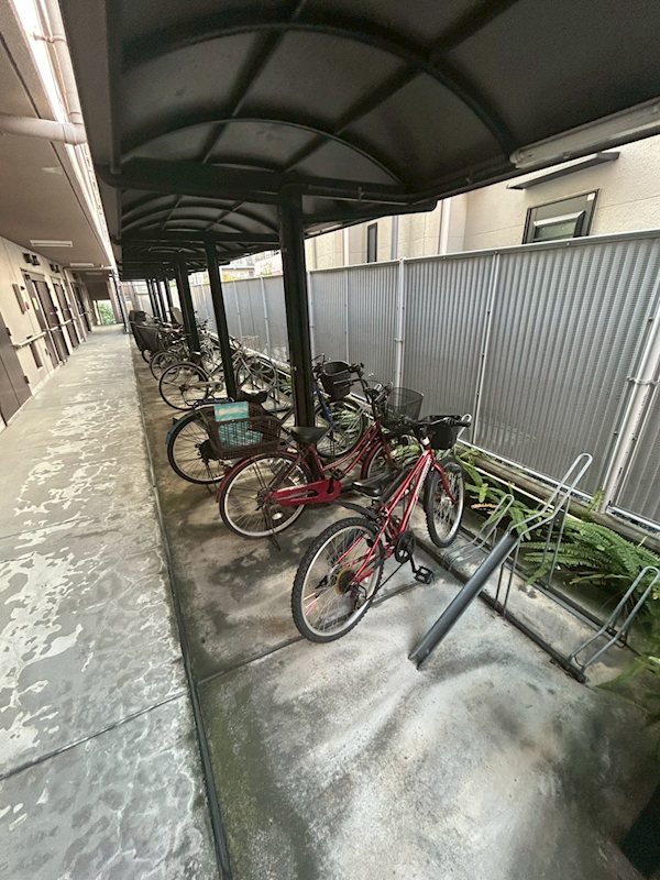 クリーンハイツ助松 屋根付き駐輪場