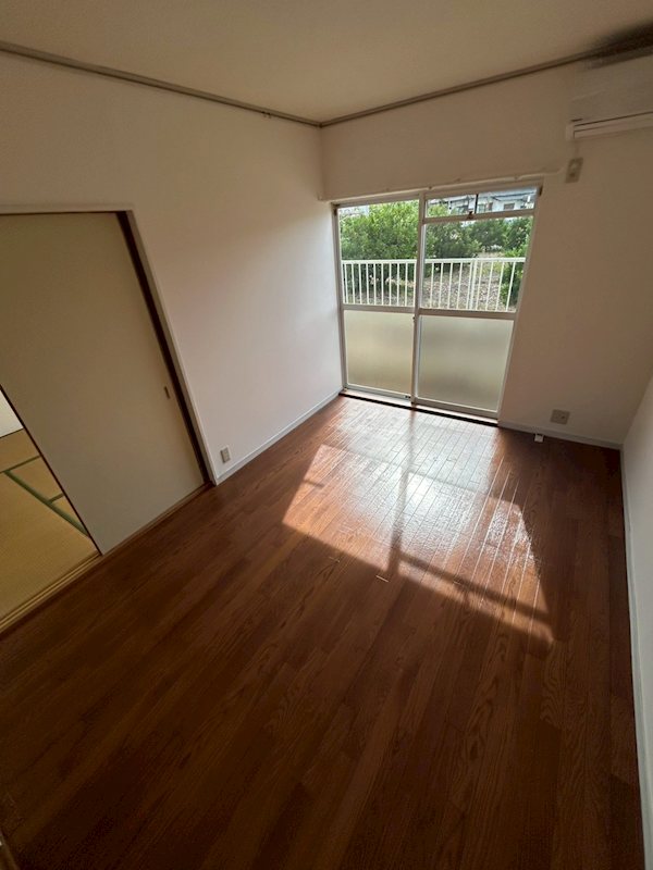 アミューズメント和泉 窓があり日差しの入るお部屋です
