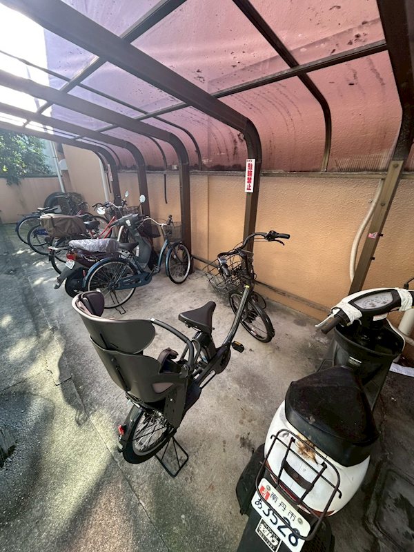 コーポ今池 屋根付き駐輪場