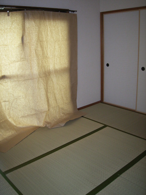 グランエクセル高師浜 窓があり日差しの入る和室です。