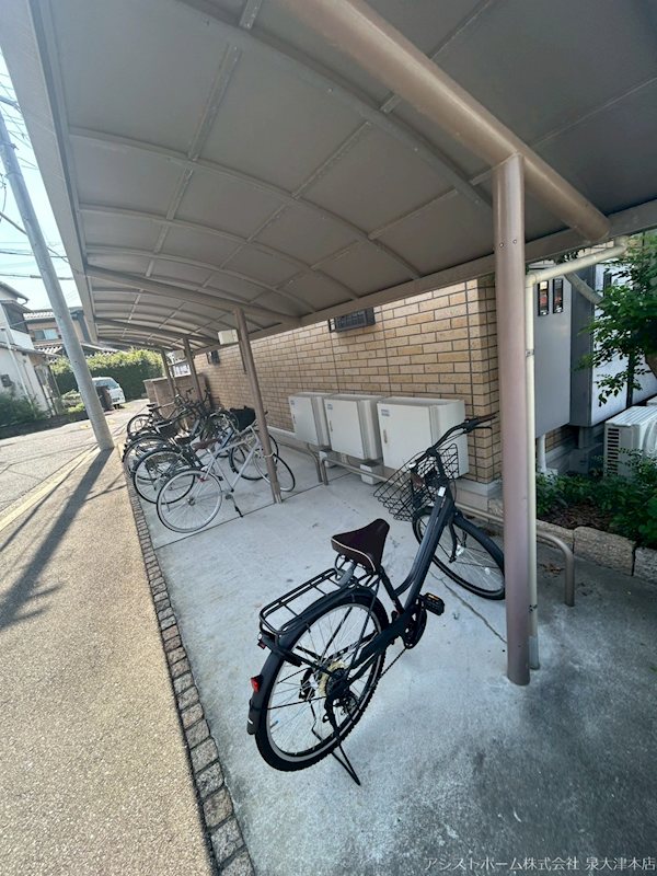 エイト 屋根付き駐輪場