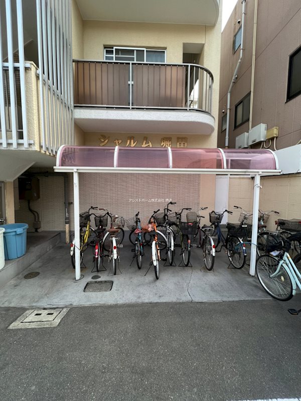 シャルム堀田 屋根付き駐輪場