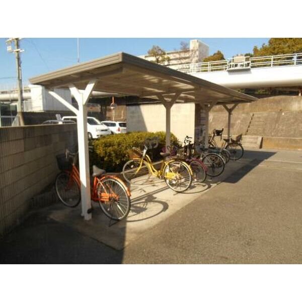 サラセニア  駐輪場