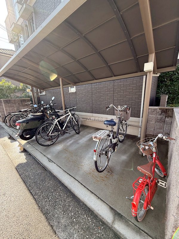 ボンヌ・ジュルネ 屋根付き駐輪場