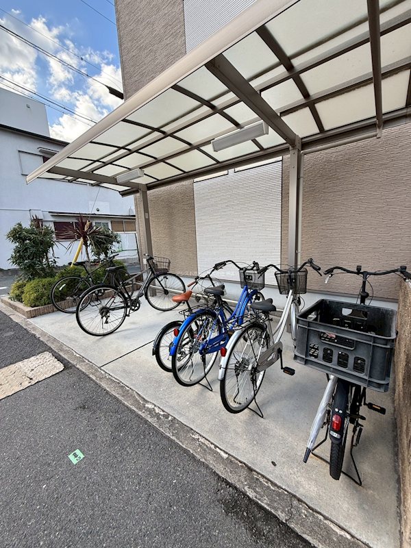 フジパレスイーレ 屋根付き駐輪場