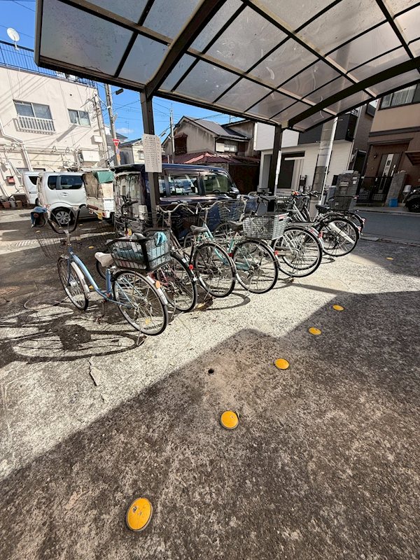 松本ビル 屋根付き駐輪場