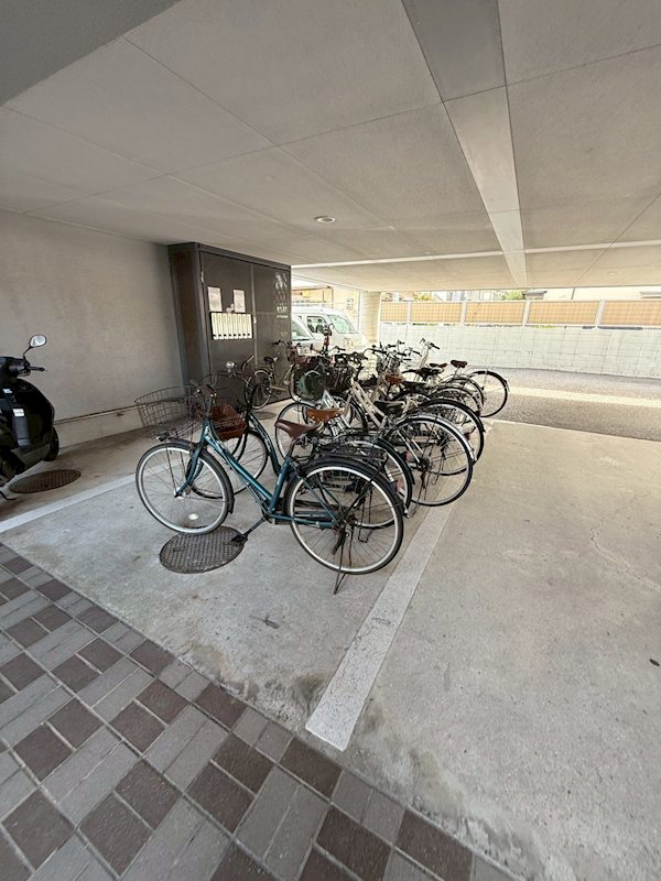 メイプルコート諏訪ノ森 屋根付き駐輪場