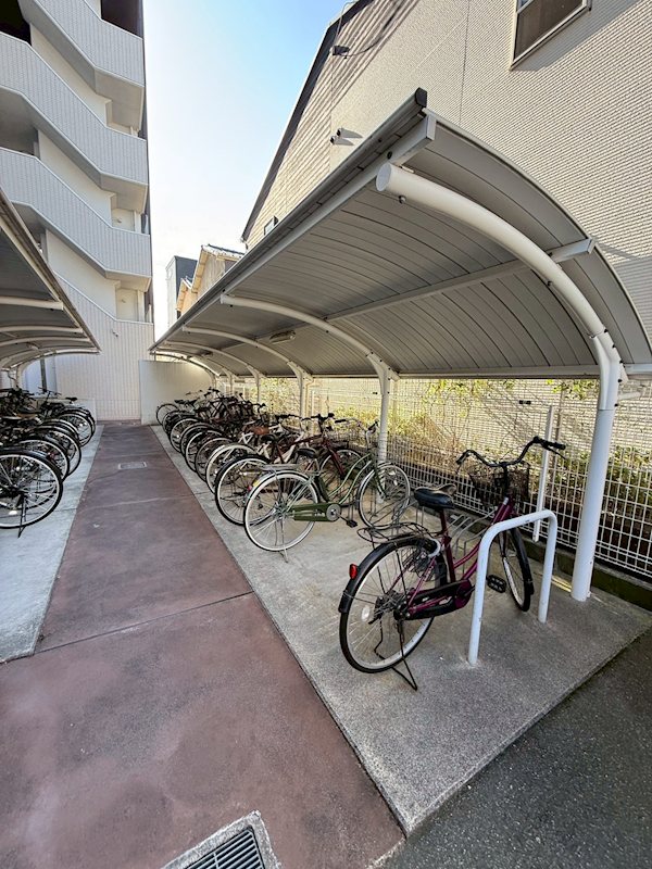 ドゥーロ北長尾 屋根付き駐輪場