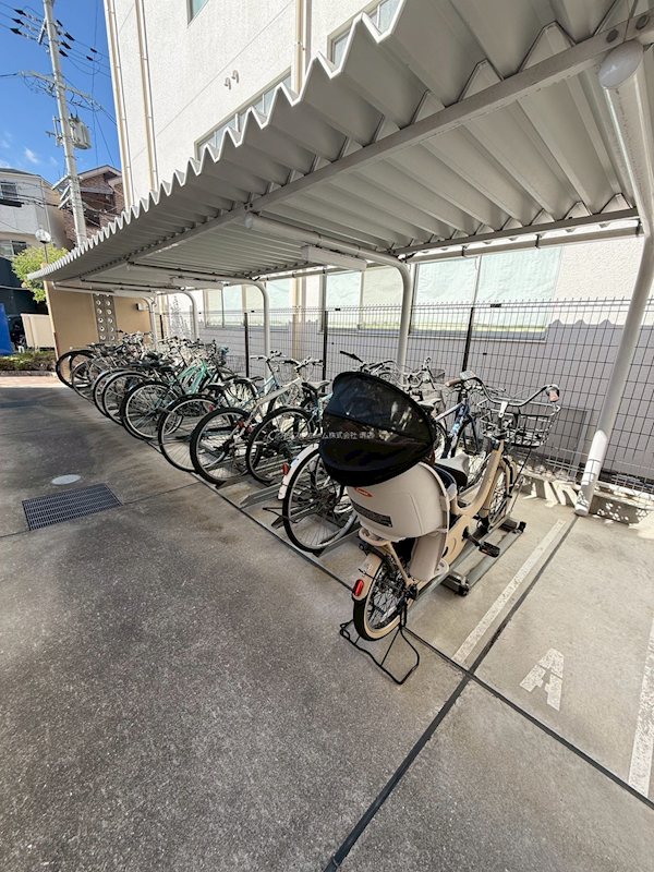 シュワーブ三国ヶ丘 屋根付き駐輪場