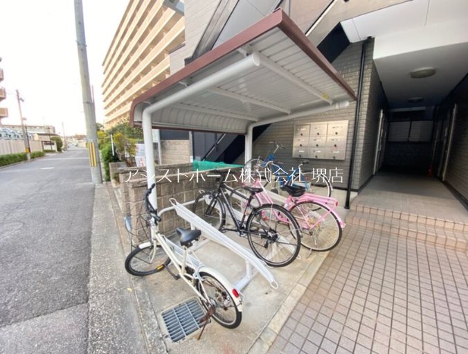 アズ・レイラ 屋根付き駐輪場