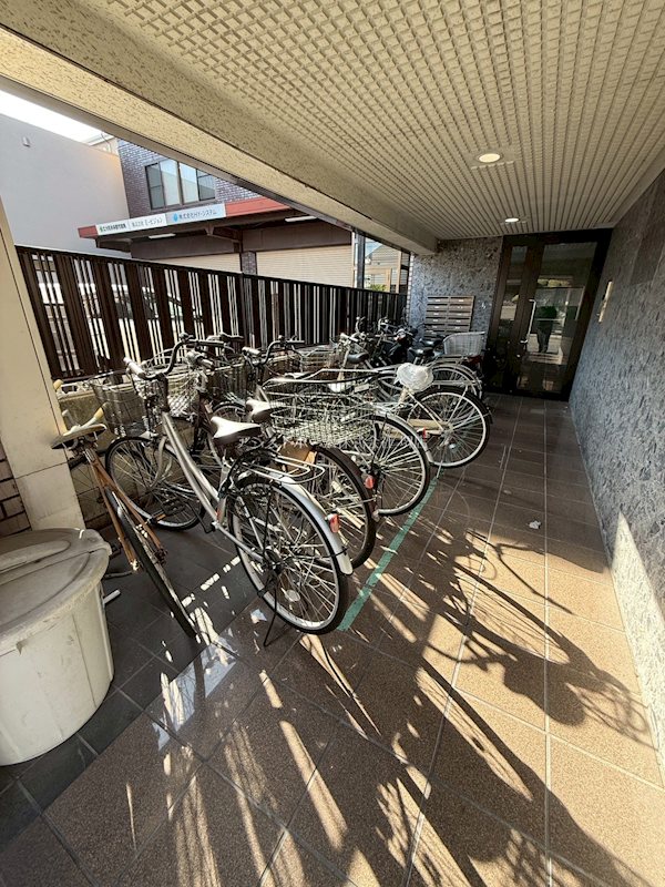 はるか三恵 屋根付き駐輪場